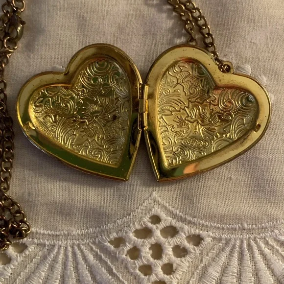 Locket - Picture 3 of 3